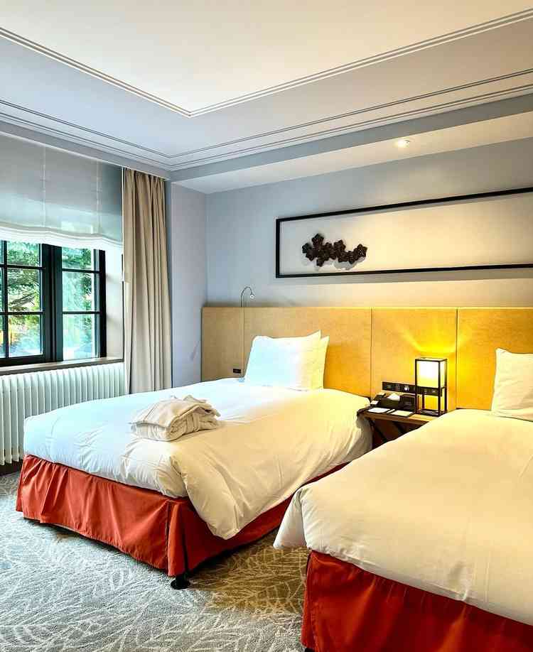 お部屋の窓から草木がみえ、とても素敵なロケーションでした。こちらでお支度ができ、写真も撮っていただけ