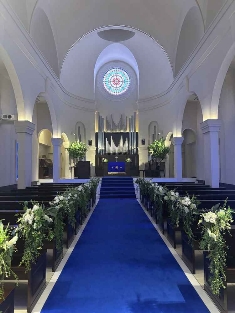 大聖堂のチャペルの写真。ブルーのカーペットと大聖堂が幻想的で綺麗でした。