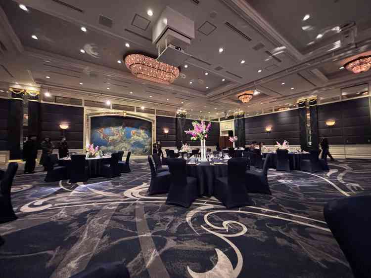 天井も高く、会場全体がロイヤルブルーに包まれたヨーロッパ✖️シックな雰囲気。