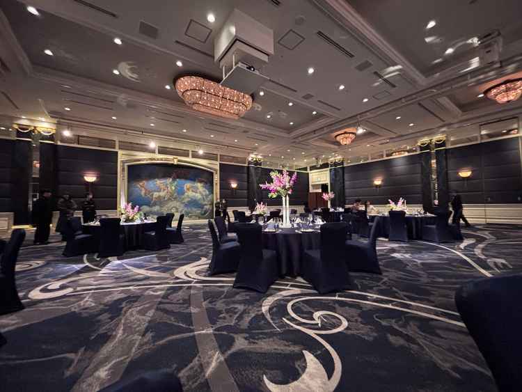 天井も高く、会場全体がロイヤルブルーに包まれたヨーロッパ✖️シックな雰囲気。