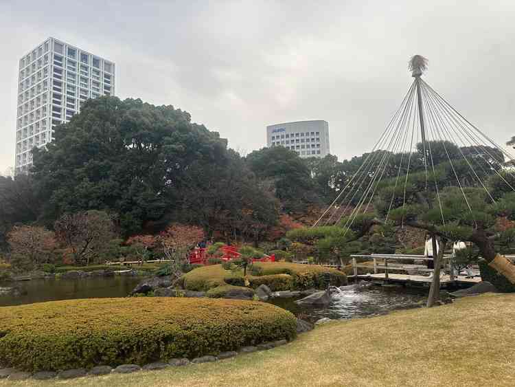 都心とは思えないほどの自然あふれる素敵な庭園で、和のウェディングフォトにもぴったりでした。