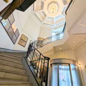 正面入口から入るとすぐにフォトスポットの螺旋階段があります。