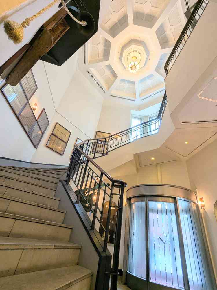 正面入口から入るとすぐにフォトスポットの螺旋階段があります。