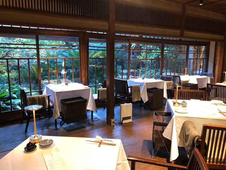 待合室の写真。窓が大きく自然豊かな開放的な空間なのでリラックスして待ってもらえそうと感じた。