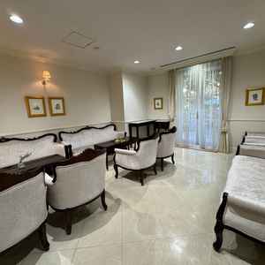 両親控室。行った時は暗く感じましたが写真で見る限り明るいので広々してていいなと思いました。