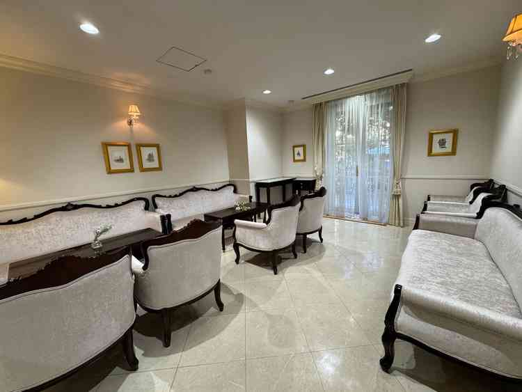 両親控室。行った時は暗く感じましたが写真で見る限り明るいので広々してていいなと思いました。