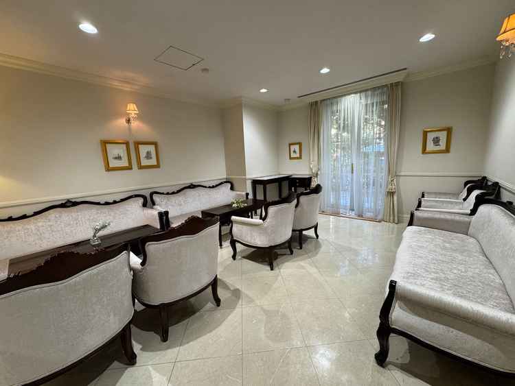 両親控室。行った時は暗く感じましたが写真で見る限り明るいので広々してていいなと思いました。