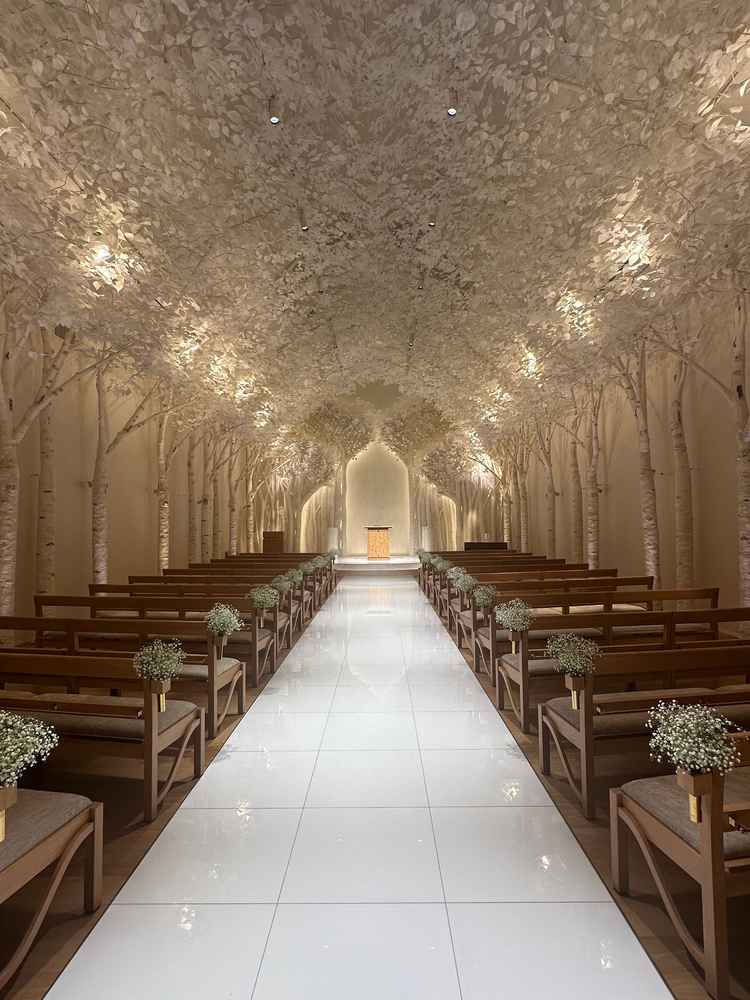 挙式会場（照明明るめ）