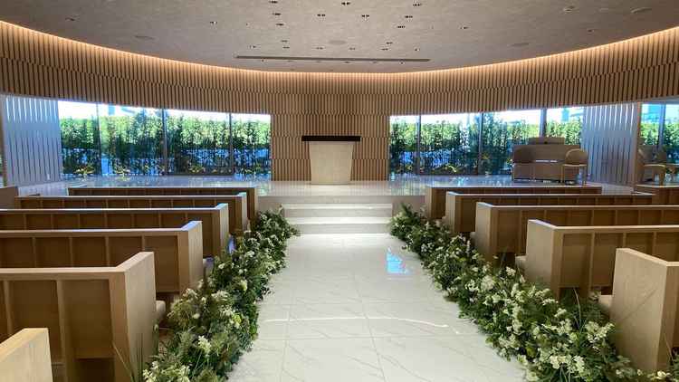 正面の大きな窓からは自然光と緑が差し込み、開放感と落ち着きを兼ね備えた、ナチュラルで上品な空間でした