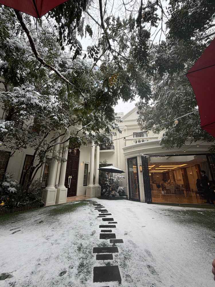 入り口から入ってすぐのガーデン。貸切なのでガーデンまで自由にアレンジすることができて、人前式もできる