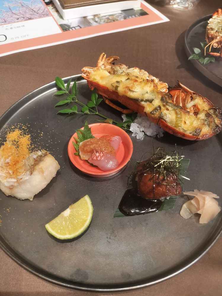 試食でいただいたお料理。海老は一口サイズにカットされており食べやすかった。