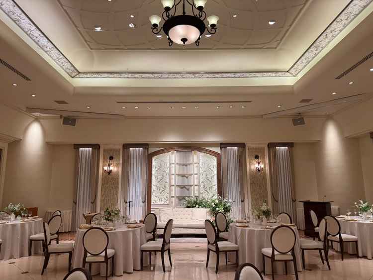 披露宴会場です。広々として中庭もついていますが、少人数でも利用可能とのことです。