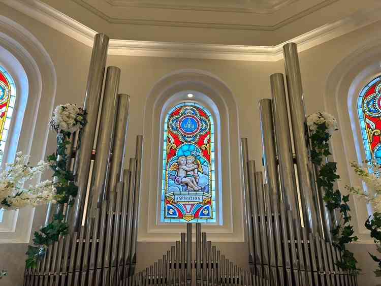 花の香りがするチャペルの写真