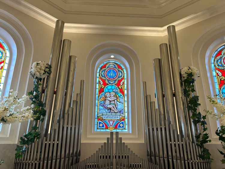 花の香りがするチャペルの写真