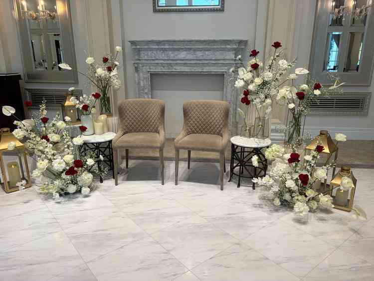 披露宴のメインテーブルの装花例