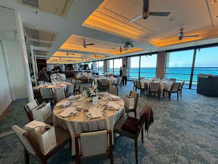 披露宴会場は、ベランダもあり海風を浴びながらみんなでお酒を飲めるので大変気持ちよさそうでした。