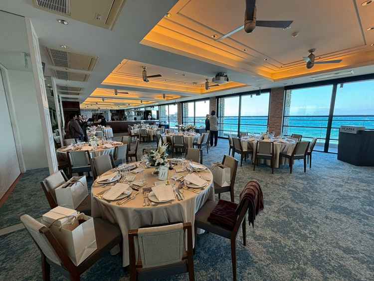 披露宴会場は、ベランダもあり海風を浴びながらみんなでお酒を飲めるので大変気持ちよさそうでした。