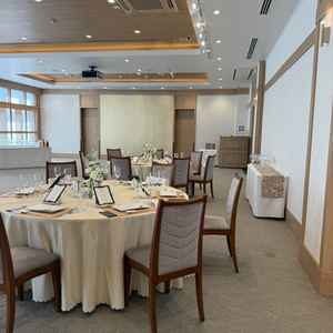 披露宴会場はシンプルに感じました。もうひとつの会場の方が好みではありましたが、人数の関係で断念