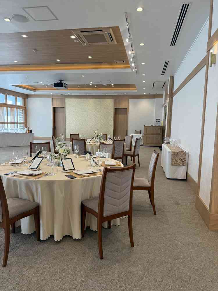 披露宴会場はシンプルに感じました。もうひとつの会場の方が好みではありましたが、人数の関係で断念