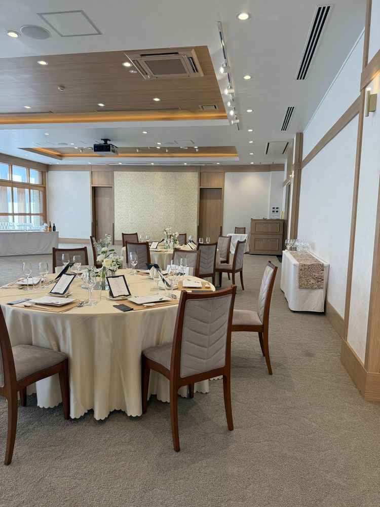 披露宴会場はシンプルに感じました。もうひとつの会場の方が好みではありましたが、人数の関係で断念