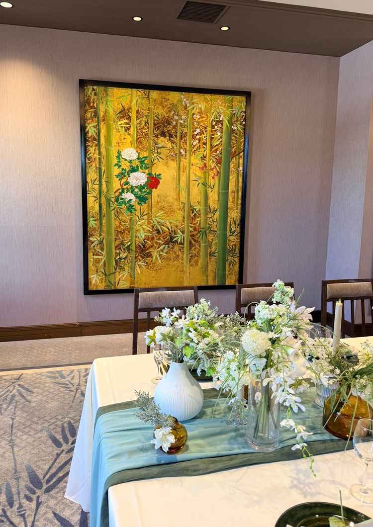 披露宴会場の写真。和と洋の融合した、高級感あふれる空間でした。