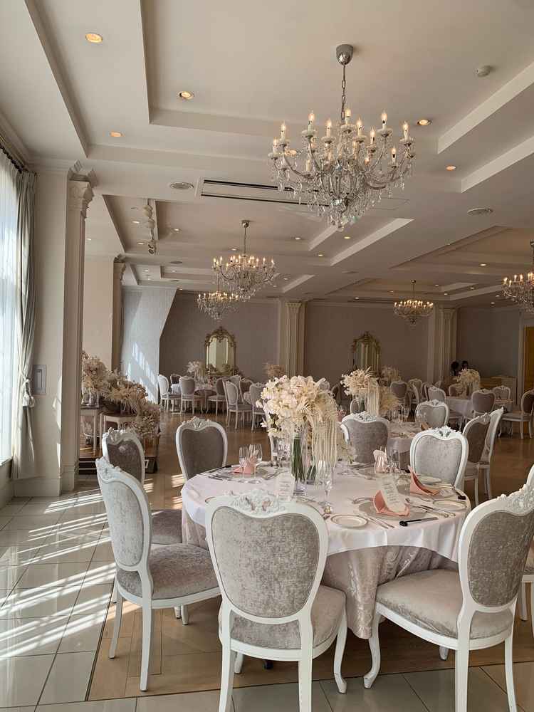 2つある披露宴会場の内の1つははプリティーな雰囲気で、写真映するスポットもあり思い出に写真が撮れそう