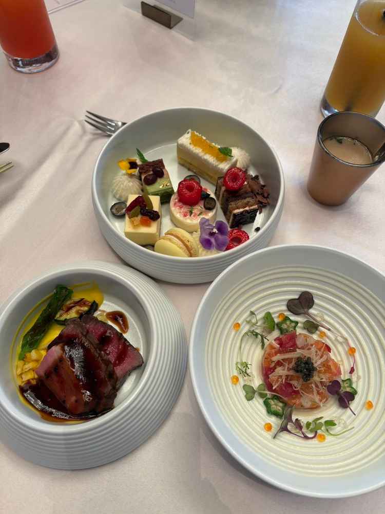 試食の写真です。前菜、スープ、メイン、デザートどれも美味しかったです。特にお肉が美味しかったです。