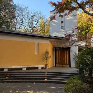 独立型のチャペルで庭園のお散歩も楽しめる。