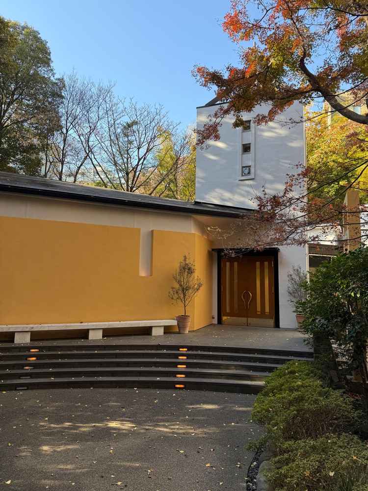 独立型のチャペルで庭園のお散歩も楽しめる。