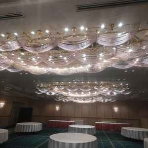 豪華なシャンデリアが披露宴会場に映えるのが素敵です。