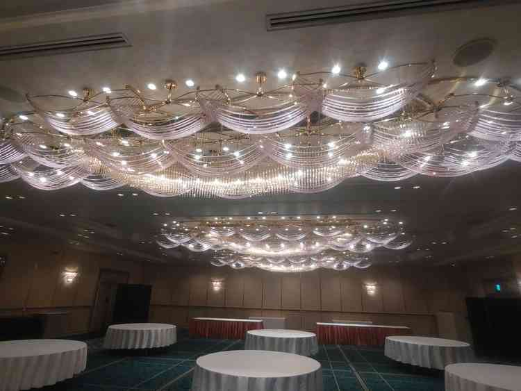 豪華なシャンデリアが披露宴会場に映えるのが素敵です。