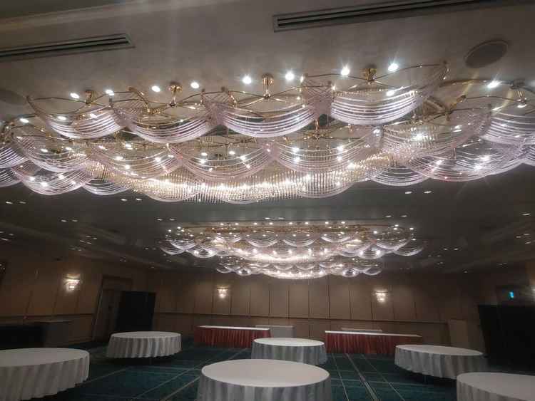 豪華なシャンデリアが披露宴会場に映えるのが素敵です。