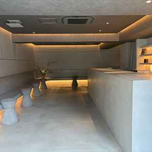 ゲストが待つロビーです。あえて暗めにして落ち着く雰囲気にしているそうです。