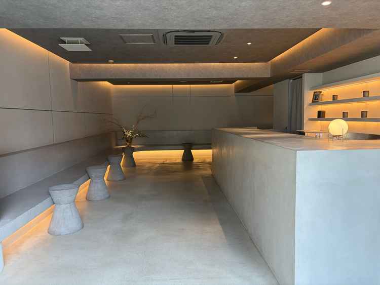 ゲストが待つロビーです。あえて暗めにして落ち着く雰囲気にしているそうです。