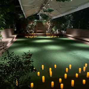 夜のガーデンウエディング会場の雰囲気。思ったより広かったです