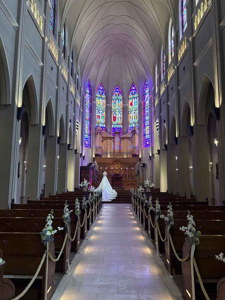 大聖堂。100年以上前のステンドグラスを輸入。