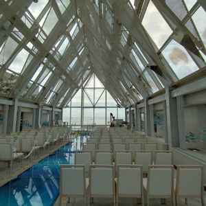 教全てが真っ白で自然光がそのまま入ってきて、海が一望できるチャペル