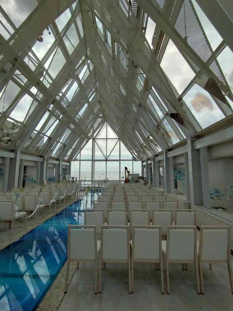 教全てが真っ白で自然光がそのまま入ってきて、海が一望できるチャペル