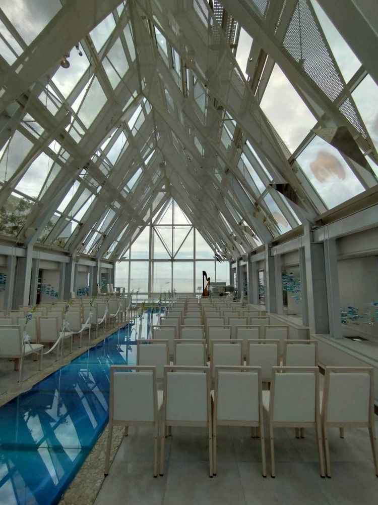 教全てが真っ白で自然光がそのまま入ってきて、海が一望できるチャペル