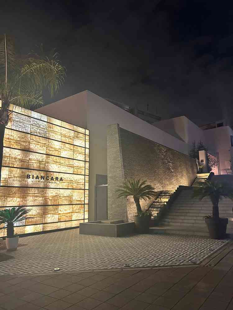 帰りには外観の照明がついており、滝と外観のかっこよさがより際立っていて凄く良かったです。