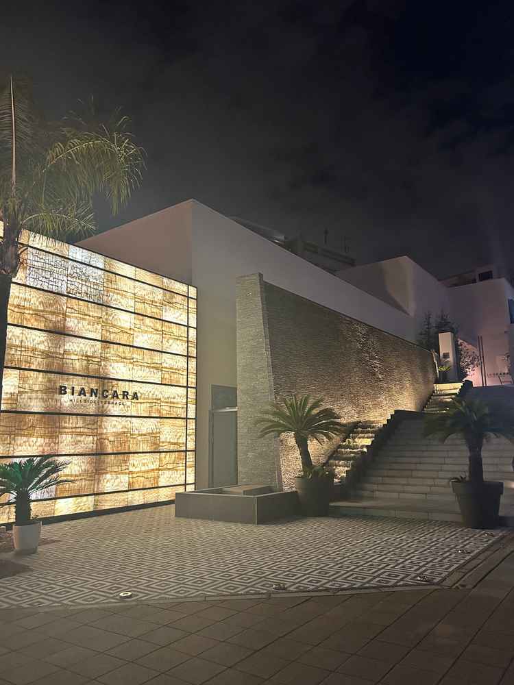 帰りには外観の照明がついており、滝と外観のかっこよさがより際立っていて凄く良かったです。