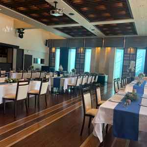 披露宴会場。カーテンを開けるとガーデンがあり、開放感がありました。