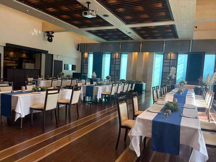 披露宴会場。カーテンを開けるとガーデンがあり、開放感がありました。