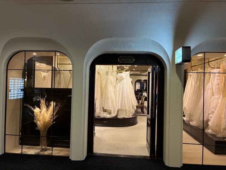 ドレス、ウェディングドレス・カラードレスだけでなく、白無垢の品揃えもあった。