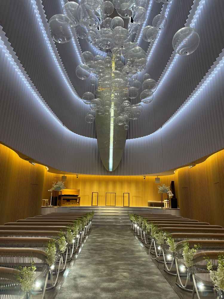 チャペルは2種類あり、こちらは水の中をイメージしたチャペルだそうです。すごく綺麗でした！