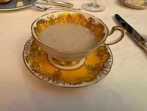 名物のフォアグラのスープの写真。濃厚ですごく美味しかったです。陽気も可愛かったです。
