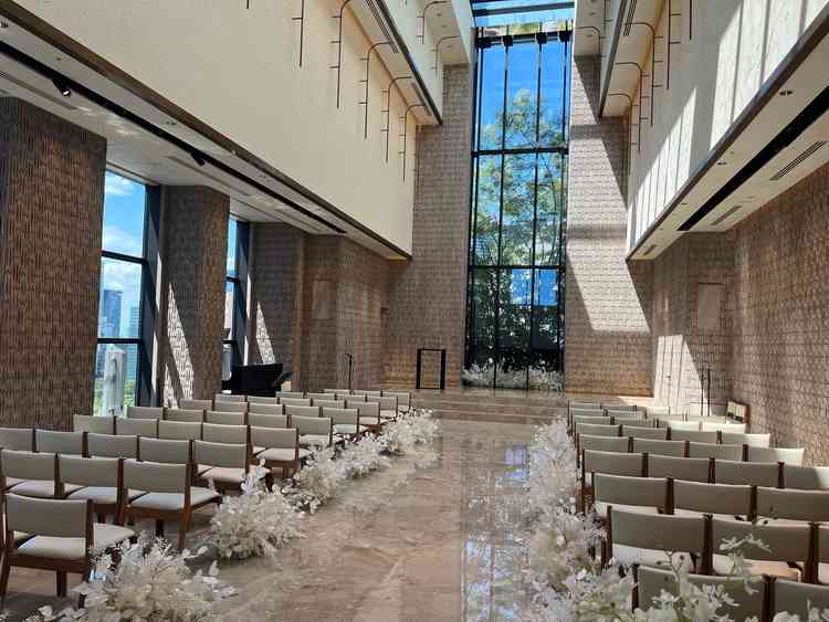 角度の違うチャペルの写真