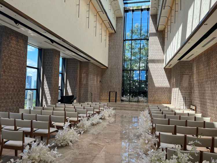 角度の違うチャペルの写真