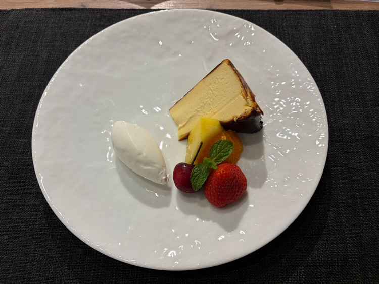 デザートのバスクチーズケーキです！バニラビーンズの風味と後からくるチーズの味が最高。