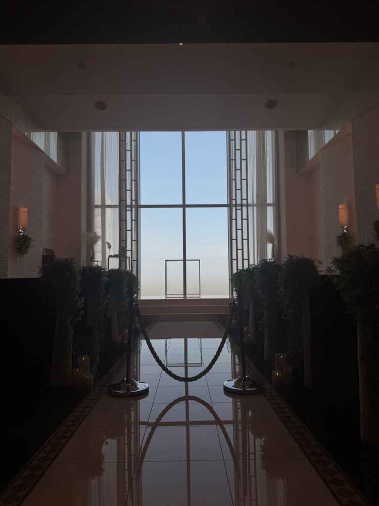 チャペルの写真です。空がいっぱいに見え、反射する空も非常に美しい挙式会場でした。